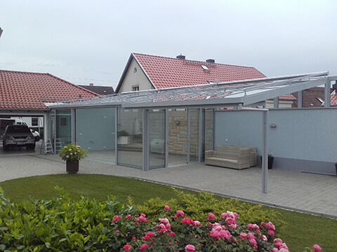Wintergarten mit angrenzendem Terrassendach